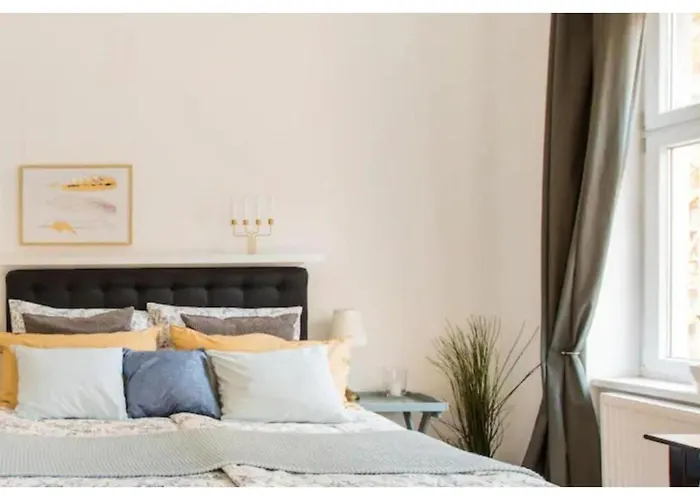 Luxurious And Bright, 5 Min To Center *
