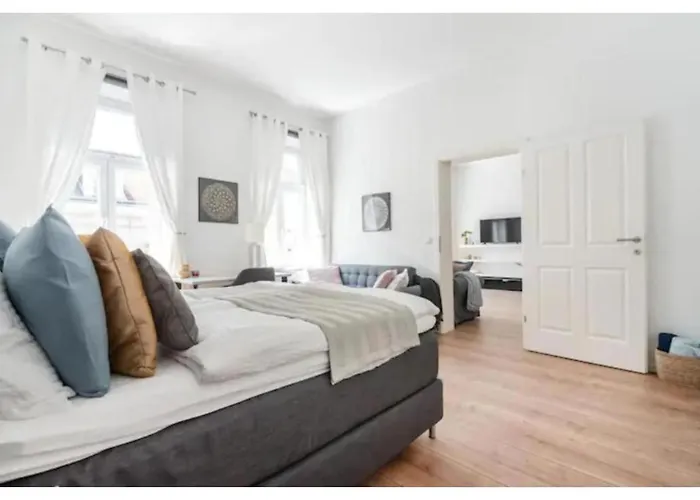 Luxurious And Bright, 5 Min To Center *