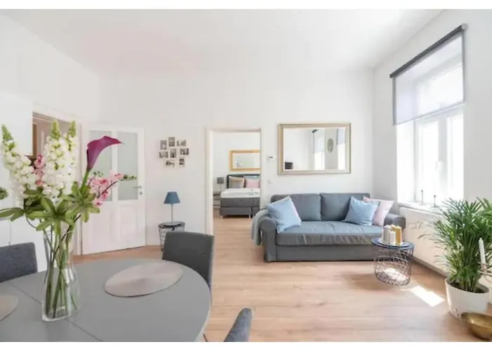 Luxurious And Bright, 5 Min To Center