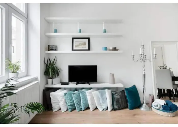 Luxurious And Bright, 5 Min To Center *