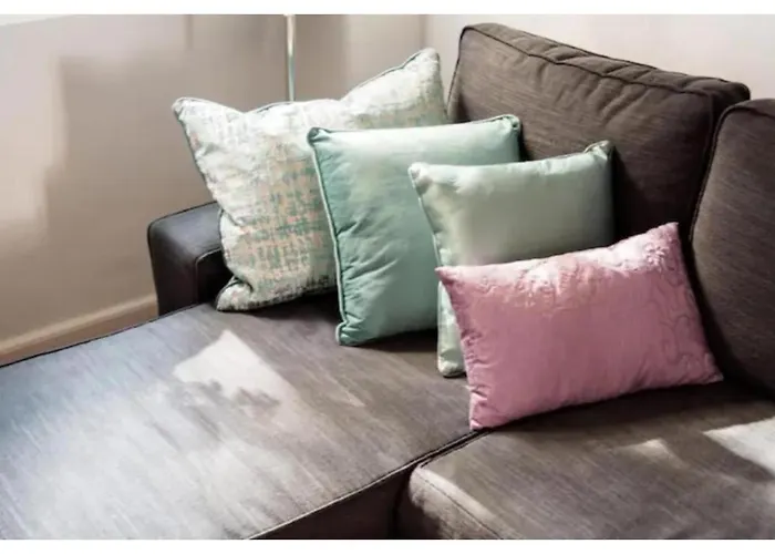 Luxurious And Bright, 5 Min To Center *